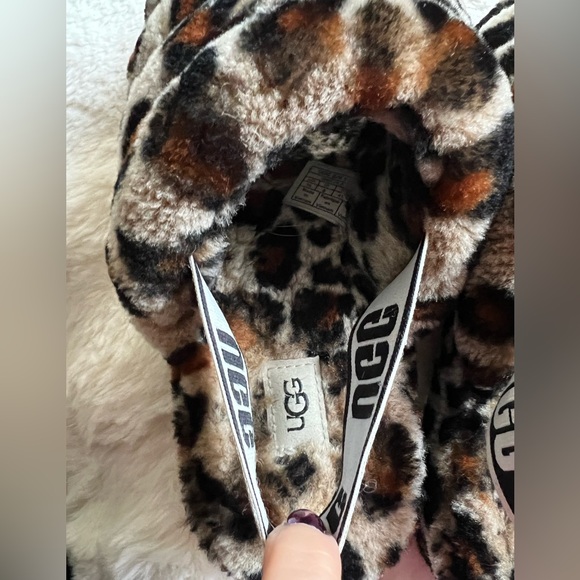 Ugg Leopard Print Slippers - Picture 10 of 13